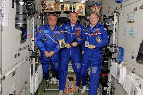 A Greeting from Cosmos from the Russian Astronauts photo by Oleg Artemiev - www.artemjew.ru/2014/07/18/sr700//