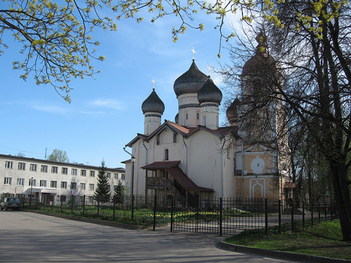 Fyodora Stratilata Church in Novgorod - its modesty is additionaly underlined by Soviet baracks in the background - photo by Grigory Gusev /  flickr.com/photos/gusevg/5709879198