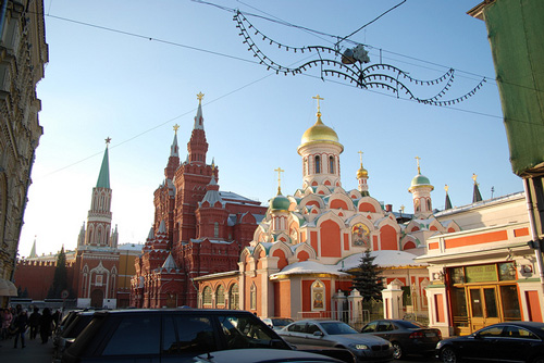Kazan Cathedral in Moscow - View from the busy streets - photo by George M. Groutas/flickr.com/photos/jorge-11/8480201088