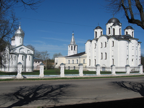 St. Nikolai Cathedral in Novogod (on the right) - photo by Grigory Gusev / flickr.com/photos/gusevg/5709876324