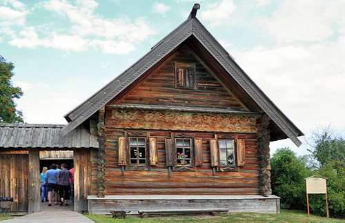 Museum of Wooden Architecture. House of peasant of average means - by Alexxx1979/Wikimedia Commons