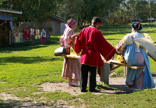 Suzdal traditional costumes - photo by Antonio Bonanno/ flickr.com/photos/mondriankilroy/1285763193
