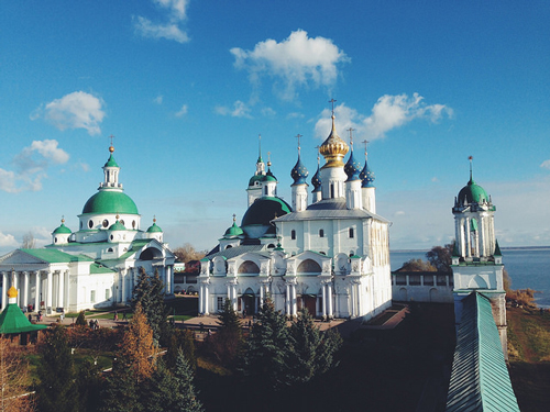 View on Rostov churches - photo by Ksenia Smirnova / flickr.com/photos/ksenia-sm/15670452466/