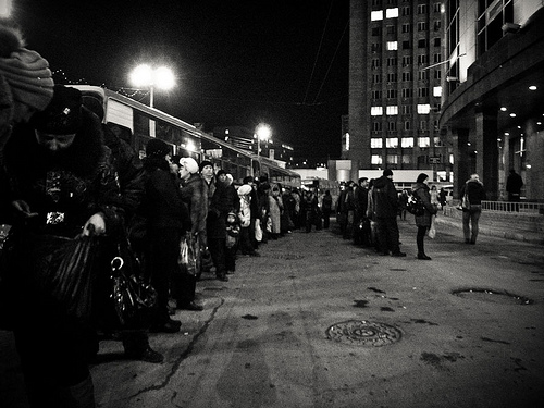 Queue at a bus stop in Vladivostok / photo by street_happens@FlickR