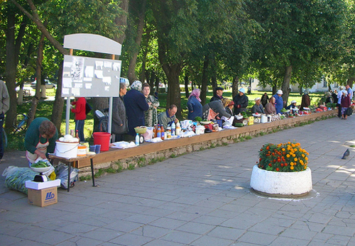 Local street sales, Suzdal photo by tak.wing - flickr.com/photos/takwing/5047142246/