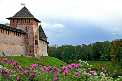 Novgorod's Kremlin - photo by Dennis Jarvis / flickr.com/photos/archer10/4138898248