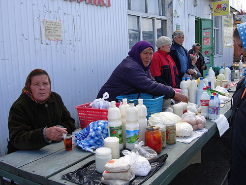 Babushkas on the market in Kazan - photo by Rob Lee - flickr.com/photos/roblee/154224562