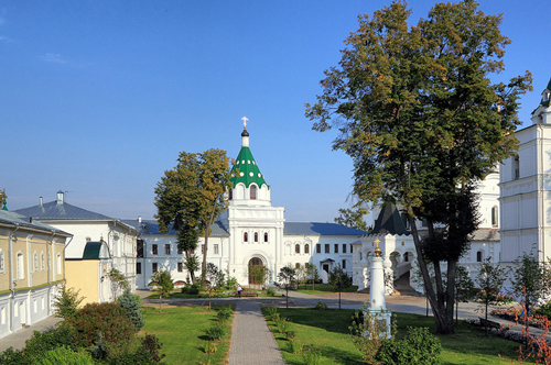 Ipatievsky Monastery, Kostroma - phot by Alexxx Malev (flickr.com/photos/alexxx-malev/8077200835/in/photostream/)