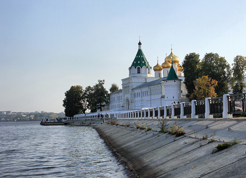Kostroma riverside - photo by Alexxx Malev (flickr.com/photos/alexxx-malev/8083026648)