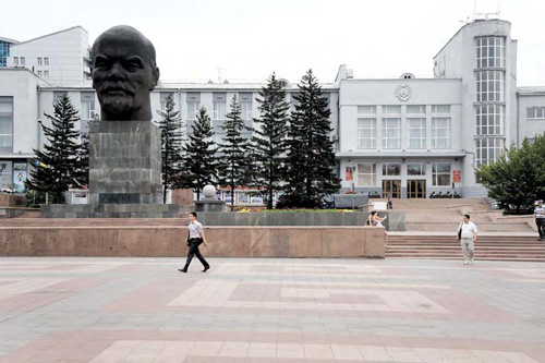 A big head of Lenin on Ulan-Ude central square, reminding a buddha statue photo by Mr Hicks46 - flickr.com/photos/teosaurio/9479515564/