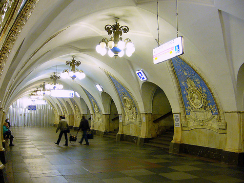 Metro Station in Moscow - electric palaces - photo by yeowatzup / flickr.com/photos/yeowatzup/149194062