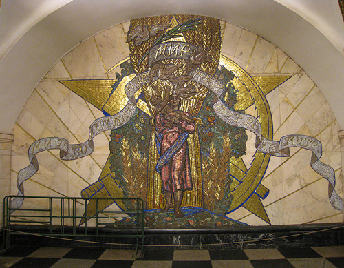 Mosaics in Moscow Metro "Peace" - photo by Bernt Rostad /  flickr.com/photos/brostad/2773476215