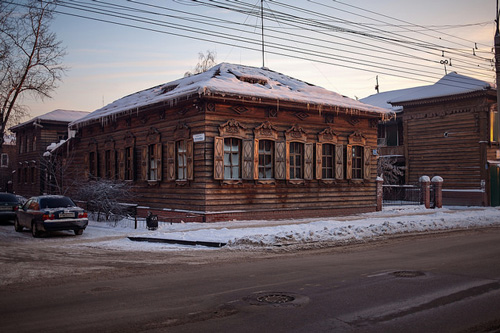 Typical wooden house in Irkutsk in winter - photo by anton petukhov / flickr.com/photos/petukhovanton/12181222103