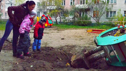 Playground in Tver demolished by a granny / source - ntv.ru/novosti/1551497/