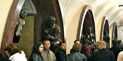 Guards at Metro Station Ploschad Revolutsii - photo by Kyle Taylor / flickr.com/photos/kyletaylor/3982010514