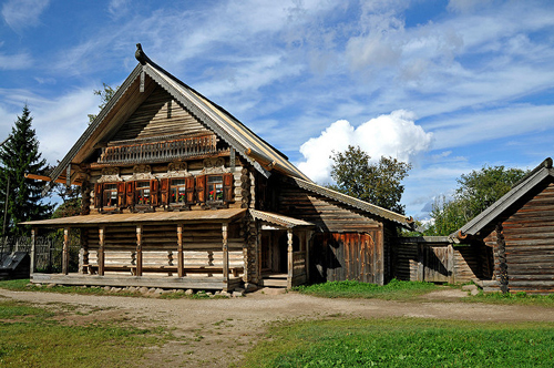 Typical Russian Wooden house - well, a chic version of it - photo by Dennis Jarvis / lickr.com/photos/archer10/4134004963